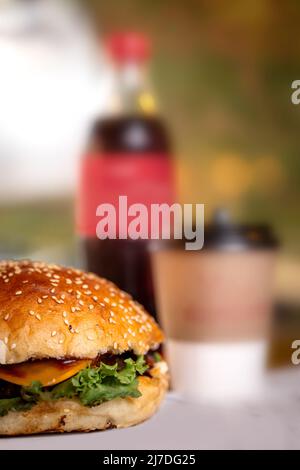 hamburger fresco con cutlet ed erbe in primo piano Foto Stock