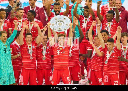 Monaco di Baviera, Germania. 08/05/2022, cerimonia dei vincitori con Leon GORETZKA, FCB 8 con trofeo nella partita FC BAYERN München - VFB STUTTGART 2-2 1.German Football League il mai 08, 2022 a Monaco, Germania. Stagione 2021/2022, giorno d'inizio 33, 1.Bundesliga, München, 33.Spieltag. FCB, © Peter Schatz / Alamy Live News - LE NORMATIVE DFL VIETANO L'USO DI FOTOGRAFIE come SEQUENZE DI IMMAGINI e/o QUASI-VIDEO - Foto Stock