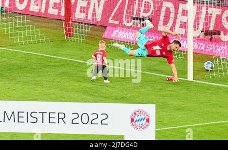 Monaco di Baviera, Germania. 08/05/2022, Sven ULREICH, portiere FCB 26, ottiene un obiettivo del figlio di Joshua KIMMICH, FCB 6 nella partita FC BAYERN München - VFB STUTTGART 1.German Football League il 08 maggio 2022 a Monaco di Baviera, Germania. Stagione 2021/2022, giorno d'inizio 33, 1.Bundesliga, München, 33.Spieltag. FCB, © Peter Schatz / Alamy Live News - LE NORMATIVE DFL VIETANO L'USO DI FOTOGRAFIE come SEQUENZE DI IMMAGINI e/o QUASI-VIDEO - Foto Stock