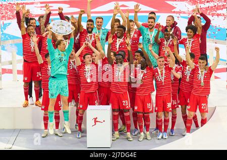 Monaco di Baviera, Germania. 08/05/2022, cerimonia dei vincitori con Manuel NEUER, portiere FCB 1 con trofeo nella partita FC BAYERN München - VFB STUTTGART 2-2 1.German Football League il 08 maggio 2022 a Monaco di Baviera, Germania. Stagione 2021/2022, giorno d'inizio 33, 1.Bundesliga, München, 33.Spieltag. FCB, © Peter Schatz / Alamy Live News - LE NORMATIVE DFL VIETANO L'USO DI FOTOGRAFIE come SEQUENZE DI IMMAGINI e/o QUASI-VIDEO - Foto Stock