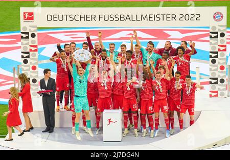 Monaco di Baviera, Germania. 08/05/2022, cerimonia dei vincitori con Manuel NEUER, portiere FCB 1 con trofeo nella partita FC BAYERN München - VFB STUTTGART 2-2 1.German Football League il 08 maggio 2022 a Monaco di Baviera, Germania. Stagione 2021/2022, giorno d'inizio 33, 1.Bundesliga, München, 33.Spieltag. FCB, © Peter Schatz / Alamy Live News - LE NORMATIVE DFL VIETANO L'USO DI FOTOGRAFIE come SEQUENZE DI IMMAGINI e/o QUASI-VIDEO - Foto Stock