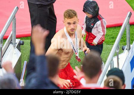 Monaco di Baviera, Germania. 08/05/2022, cerimonia dei vincitori con Joshua KIMMICH, FCB 6 che lancia la sua maglia ai fan della partita FC BAYERN München - VFB STUTTGART 2-2 1.German Football League il 08 maggio 2022 a Monaco, Germania. Stagione 2021/2022, giorno d'inizio 33, 1.Bundesliga, München, 33.Spieltag. FCB, © Peter Schatz / Alamy Live News - LE NORMATIVE DFL VIETANO L'USO DI FOTOGRAFIE come SEQUENZE DI IMMAGINI e/o QUASI-VIDEO - Foto Stock