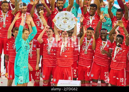 Monaco di Baviera, Germania. 08/05/2022, cerimonia dei vincitori con Robert LEWANDOWSKI, FCB 9 con trofeo nella partita FC BAYERN München - VFB STUTTGART 2-2 1.German Football League il mai 08, 2022 a Monaco, Germania. Stagione 2021/2022, giorno d'inizio 33, 1.Bundesliga, München, 33.Spieltag. FCB, © Peter Schatz / Alamy Live News - LE NORMATIVE DFL VIETANO L'USO DI FOTOGRAFIE come SEQUENZE DI IMMAGINI e/o QUASI-VIDEO - Foto Stock