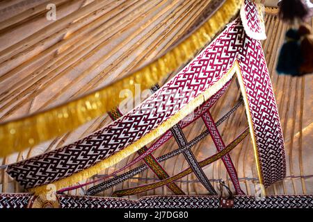 Elementi decorativi kazaki nazionali nel yurt Foto Stock