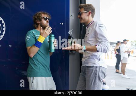 Il pilota tedesco di Formula uno Sebastian Vettel di Aston Martin parla con il pilota britannico di Formula uno George Russell della Mercedes-AMG Petronas prima della parata dei piloti durante la Formula uno Grand Prix​ di Miami all'Autodromo Internazionale di Miami Gardens, Florida, domenica 8 maggio 2022. Foto di Greg Nash/UPI Foto Stock