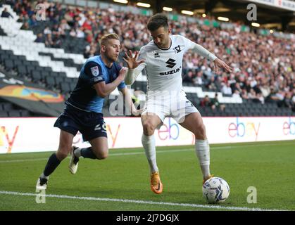 Jason McCarthy di Wycombe Wanderers (a sinistra) e Daniel Harvie di Milton Keynes Dons in azione durante la partita di semifinale e seconda tappa della Sky Bet League a Milton Keynes. Data foto: Domenica 8 maggio 2022. Foto Stock