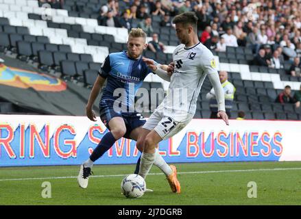 Jason McCarthy di Wycombe Wanderers (a sinistra) e Daniel Harvie di Milton Keynes Dons in azione durante la partita di semifinale e seconda tappa della Sky Bet League a Milton Keynes. Data foto: Domenica 8 maggio 2022. Foto Stock