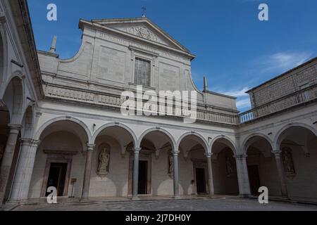 L'Abbazia di Montecassino. È un monastero benedettino situato sulla cima di Montecassino, in Lazio Foto Stock