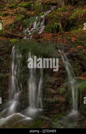 Cascata di Geigenbachfalle vicino alla collina di Groser Arber in Germania in primavera mattina Foto Stock