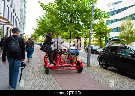 Animazione per i turisti visite guidate della città su un triciclo. Berlino, Germania - 05.17.2019 Foto Stock