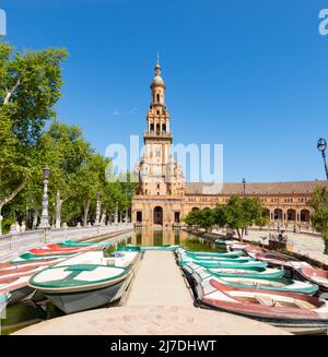 Vista su Plaza de Espana con barche sul canale di siviglia Sevilla Spagna Foto Stock