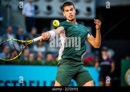 Madrid, . 08 mai, 2022: Carlos ALCARAZ (ESP) ritorna la palla ad Alexander Zverev (GER) nella finale ATP del Madrid Open 2022. Foto Stock