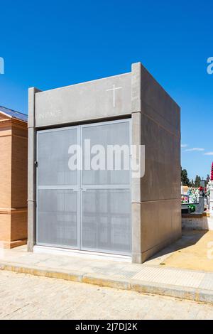 mausoleo familiare ultra moderno a Cementerio de San Fernando a siviglia Sevilla Spagna Foto Stock