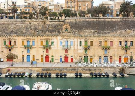 Magazzini portuali convertiti del 18th secolo sul lungomare di la Valletta, la Valletta (il-Belt Valletta), Repubblica di Malta Foto Stock