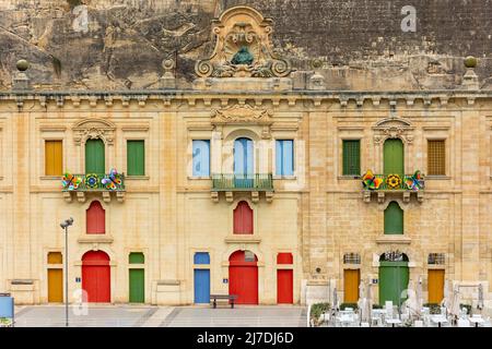 Magazzini portuali convertiti del 18th secolo sul lungomare di la Valletta, la Valletta (il-Belt Valletta), Repubblica di Malta Foto Stock