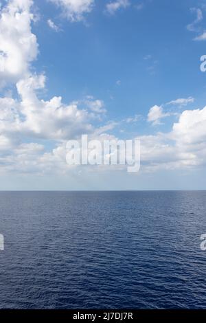 Vista del mare e dell'orizzonte dal ponte della nave da crociera Marella Explorer II, Mar dei Caraibi, Antille grandi, Caraibi Foto Stock