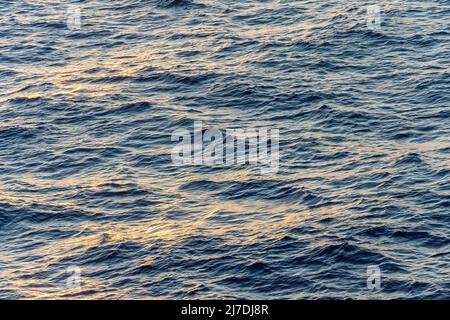 Vista del mare calmo dal ponte della nave da crociera Marella Explorer II, Mar dei Caraibi, Antille grandi, Caraibi Foto Stock