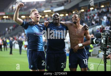 Jason McCarthy di Wycombe Wanderers (a sinistra), Adebayo Akinfenwa (al centro) e Garath McCleary festeggiano il raggiungimento della finale dopo la partita della semifinale, seconda tappa della Sky Bet League a Milton Keynes. Data foto: Domenica 8 maggio 2022. Foto Stock