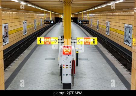 Stazione della metropolitana esterna. Pulsante chiamata di emergenza. Berlino, Germania - 05.17.2019 Foto Stock