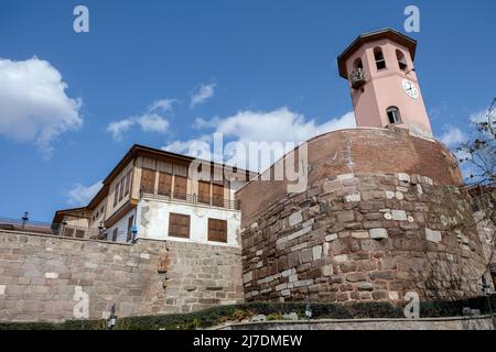 Nei secoli 8th e 9th, blocchi di marmo di monumenti romani, capitelli di colonna, grondaie di marmo di corsi d'acqua sono stati utilizzati per riparare il castello di Ankara. vi Foto Stock