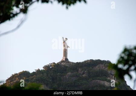 Cristo Redentore a Rio de Janeiro, Brasile - 06 marzo 2022: Cristo Redentore visto dalla Laguna di Rodrigo de Freitas a Rio de Janeiro. Foto Stock