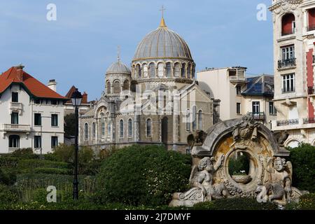 Chiesa ortodossa russa, costruita nel 1892 a Biarritz, Francia. Monumento storico in primo piano. La strada che conduce alla chiesa. Foto Stock