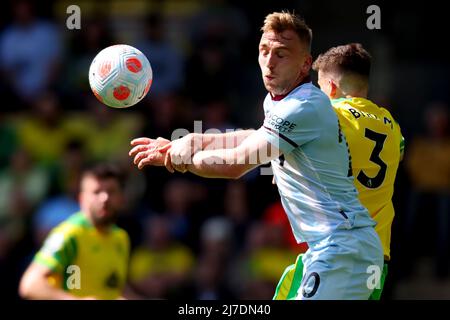 8th maggio 2022, Carrow Road, Norwich, Norforlk, Inghilterra; Premier League Football, Norwich contro West Ham; Jarrod Bowen del West Ham United compete per la palla con Sam Byram di Norwich City Foto Stock