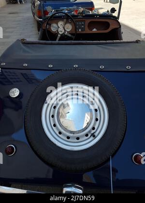 Posteriore con ruota di scorta di un'auto d'epoca Foto Stock