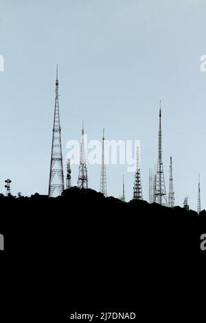 Silhouette dell'antenna sumare, vista dal quartiere di Leblon a Rio de Janeiro. Foto Stock