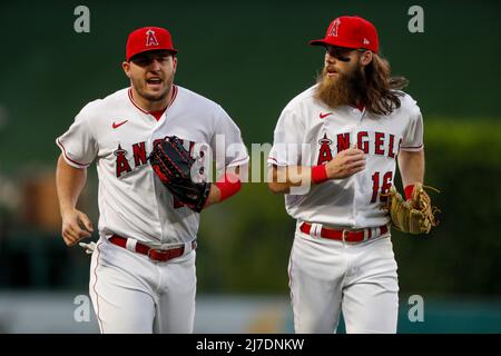 Los Angeles Angels ha lasciato il violoniere Brandon Marsh (16) e il centrista Mike Trout (24) ha scherzato dentro dall'esterno durante una partita di stagione regolare di MLB ancora Foto Stock
