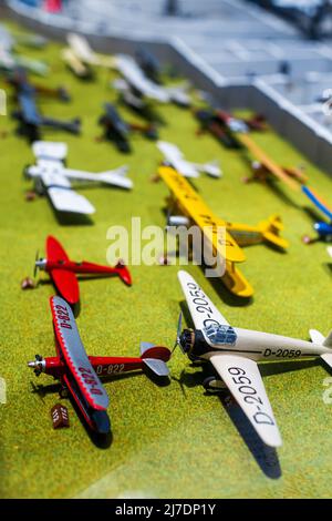 Un set di modelli di velivoli in miniatura su un prato verde. Berlino, Germania - 05.17.2019 Foto Stock