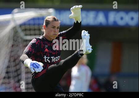 Kington upon Thames, Inghilterra, 8th maggio 2022. Mary Earps of Manchester United si riscalda prima della partita della fa Women's Super League a Kingsmeadow, Kington upon Thames. Il credito d'immagine dovrebbe leggere: Paul Terry / Sportimage Foto Stock