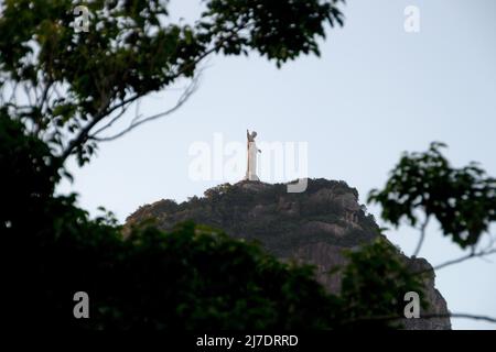Cristo Redentore a Rio de Janeiro, Brasile - 06 marzo 2022: Cristo Redentore visto dalla Laguna di Rodrigo de Freitas a Rio de Janeiro. Foto Stock