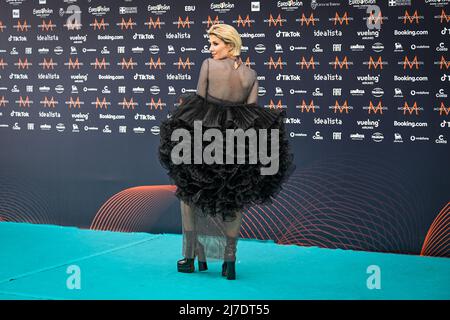 Cornelia Jakobs, Svezia, si pone sul tappeto turchese durante la cerimonia di apertura del concorso Eurovision Song 2022 a Torino.Photo Jessica Gow / TT code 10070 Foto Stock