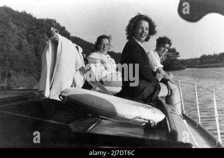 JESSIE MATTHEWS circa 1935 foto private con gli amici su una barca sul fiume Tamigi vicino alla sua casa a Hampton, Middlesex Foto Stock