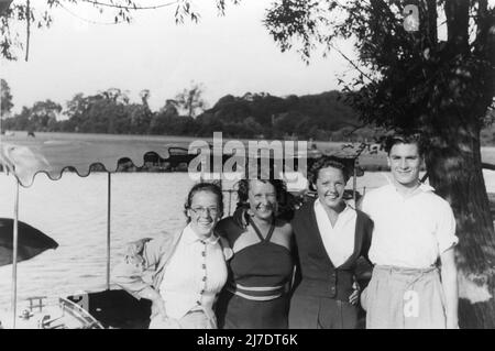 JESSIE MATTHEWS circa 1935 foto private con gli amici vicino a una barca sul fiume Tamigi vicino alla sua casa a Hampton, Middlesex Foto Stock