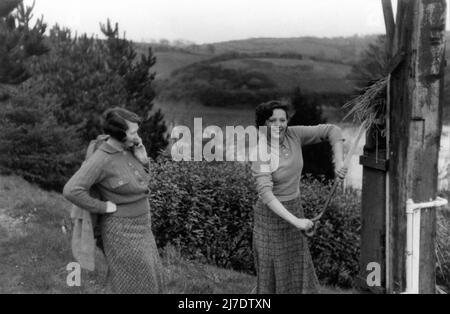 JESSIE MATTHEWS circa 1935 foto private con un amico a casa sua a Hampton, Middlesex Foto Stock