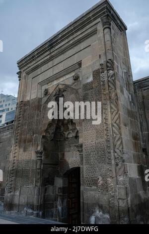 E' possibile attraversare molti edifici storici nel centro di Kayseri. Visita data 15.04.2022. Foto Stock