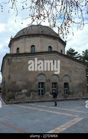 E' possibile attraversare molti edifici storici nel centro di Kayseri. Visita data 15.04.2022. Foto Stock