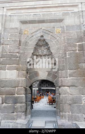 E' possibile attraversare molti edifici storici nel centro di Kayseri. Visita data 15.04.2022. Foto Stock