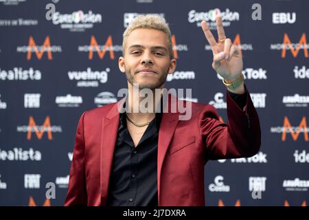 TORINO 20220508 Malik Harris dalla Germania si pone sul tappeto turchese durante la cerimonia di apertura del Concorso Eurovisione Song 2022 a Torino. Foto Jessica Gow / TT code 10070 Foto Stock