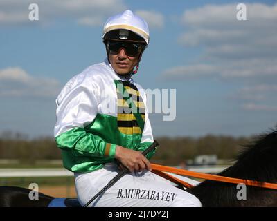 Il pilota Bauyrzhan Murzabayev su Turfbaron il 23 aprile 2022 Race Day all'ippodromo di Magdeburg-Herrenkrug Foto Stock