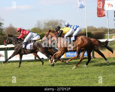 Il pilota Janina Boysen 8 su Shape of You e il pilota Luisa Stephanie Steudle 3 su Laytown il 23 aprile 2022 Race Day a Galopprennbahn Magdeburg-Herrenkrug Foto Stock