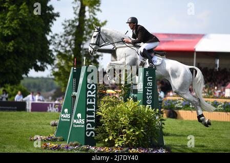 Badminton Estate, Gloucestershire, Inghilterra; 8th maggio 2022, 8th maggio 2022, Badminton Estate, Gloucestershire, Inghilterra; Mars Equestrian Badminton Horse Trials, giorno 5; Richard Jones guida ALFIES CLOVER durante lo show jumping test il giorno cinque dei 2022 Badminton Horse Trials Foto Stock