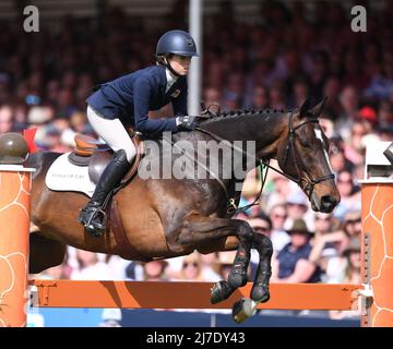 Badminton Estate, Gloucestershire, Inghilterra; 8th maggio 2022, 8th maggio 2022, Badminton Estate, Gloucestershire, Inghilterra; Mars Equestrian Badminton Horse Trials, giorno 5; Alice Casburn cavalcando TOPSPIN durante lo show jumping test il giorno cinque dei 2022 Badminton Horse Trials Foto Stock