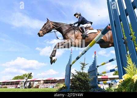 Badminton Estate, Gloucestershire, Inghilterra; 8th maggio 2022, 8th maggio 2022, Badminton Estate, Gloucestershire, Inghilterra; Mars Equestrian Badminton Horse Trials, giorno 5; Alice Casburn cavalcando TOPSPIN durante lo show jumping test il giorno cinque dei 2022 Badminton Horse Trials Foto Stock