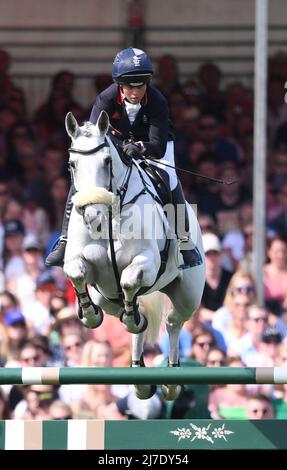 Badminton Estate, Gloucestershire, Inghilterra; 8th maggio 2022, 8th maggio 2022, Badminton Estate, Gloucestershire, Inghilterra; Mars Equestrian Badminton Horse Trials, giorno 5; Kitty King guida VENDREDI BIATS durante lo show jumping test il giorno cinque dei 2022 Badminton Horse Trials Foto Stock