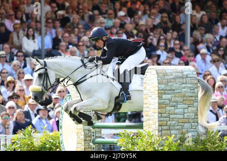 Badminton Estate, Gloucestershire, Inghilterra; 8th maggio 2022, 8th maggio 2022, Badminton Estate, Gloucestershire, Inghilterra; Mars Equestrian Badminton Horse Trials, giorno 5; Kitty King guida VENDREDI BIATS durante lo show jumping test il giorno cinque dei 2022 Badminton Horse Trials Foto Stock