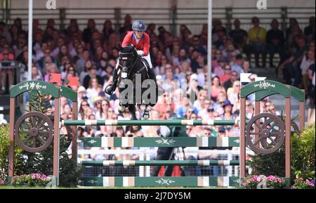 Badminton Estate, Gloucestershire, Inghilterra; 8th maggio 2022, 8th maggio 2022, Badminton Estate, Gloucestershire, Inghilterra; Mars Equestrian Badminton Horse Trials, giorno 5; Tamra Smith che guida mai BAUM durante lo show jumping test il giorno cinque dei 2022 Badminton Horse Trials Foto Stock