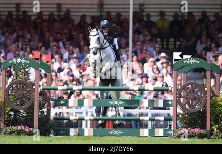 Badminton Estate, Gloucestershire, Inghilterra; 8th maggio 2022, 8th maggio 2022, Badminton Estate, Gloucestershire, Inghilterra; Mars Equestrian Badminton Horse Trials, giorno 5; Kitty King guida VENDREDI BIATS durante lo show jumping test il giorno cinque dei 2022 Badminton Horse Trials Foto Stock